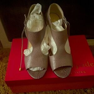 Sue 7 Kate spade heels. Taupe color